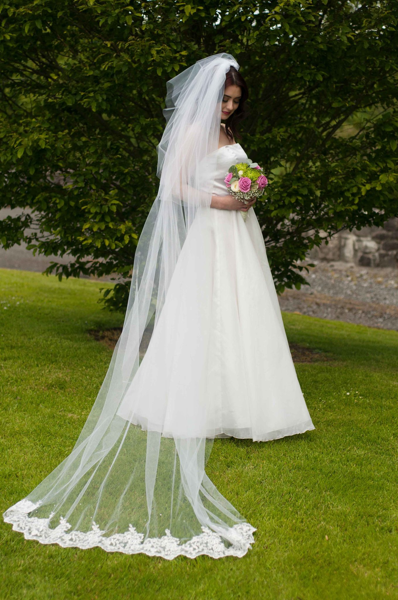 Knee length veil with lace edge