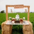 cookie-stand-at-wedding