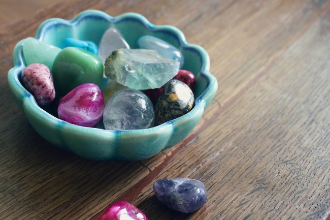 diamond alternative gemstones in bowl – featured