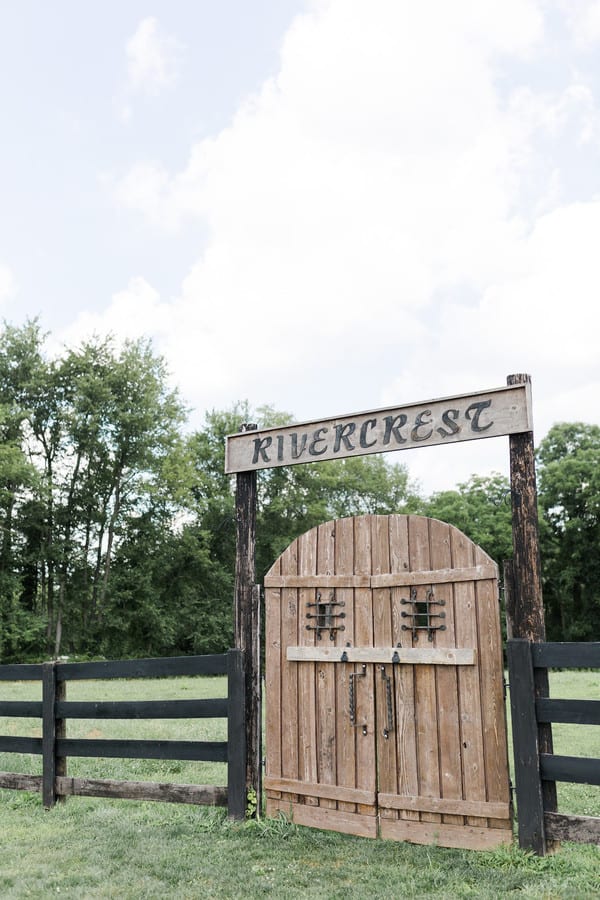 wedding-venue-entry-gates-rivercrest-farm